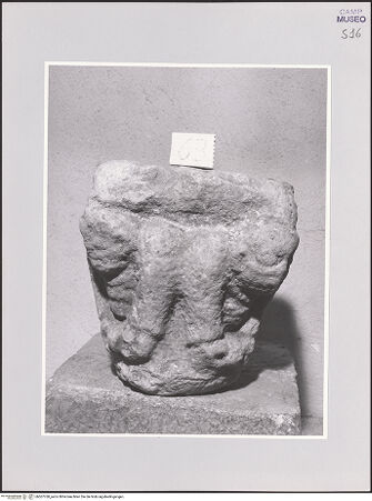 Vorderseite von Sopr. BAS NA [https://www.deutsche-digitale-bibliothek.de/content/lizenzen/rv-ez/] Kapitell mit Monstern - Frontalansicht, bh507768_recto. Foto.