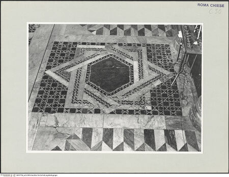 Vorderseite von Sopr. BAS ROMA [https://www.deutsche-digitale-bibliothek.de/content/lizenzen/rv-ez/] Fragment des Cosmatenbodens - , bh507784_recto. Foto.