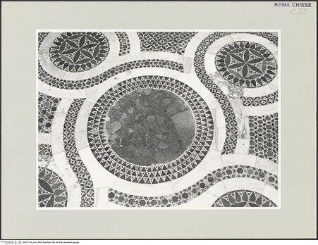 Vorderseite von Sopr. BAS ROMA [https://www.deutsche-digitale-bibliothek.de/content/lizenzen/rv-ez/] Fragment des Cosmatenbodens - , bh507785_recto. Foto.