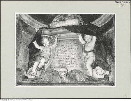 Vorderseite von Sopr. BAS ROMA [https://www.deutsche-digitale-bibliothek.de/content/lizenzen/rv-ez/] Grabmal für Cristoforo Vidman - Detail: Sockel mit Inschrift und zwei Putten, bh507790_recto. Foto.