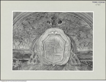 Vorderseite von Sopr. BAS ROMA [https://www.deutsche-digitale-bibliothek.de/content/lizenzen/rv-ez/] Grabmal für Cristoforo Vidman - Detail: Wappen des Kardinals Vidman über dem Grabmal, bh507795_recto. Foto.
