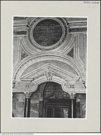 Vorderseite von Sopr. BAS ROMA [https://www.deutsche-digitale-bibliothek.de/content/lizenzen/rv-ez/] Ausstattung des Presbyteriums - Blendbogen zwischen Presbyterium und rechtem Seitenschiff mit dem Wappen Kardinal Angelo Maria Quirinis, bh507805_recto. Foto.