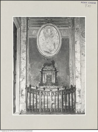 Vorderseite von Sopr. BAS ROMA [https://www.deutsche-digitale-bibliothek.de/content/lizenzen/rv-ez/] Taufstein in der 1. Kapelle des linken Seitenschiffs - Über dem Taufstein: Tabernakel des 18. Jahrhunderts und ein stark zerstörtes Fresko Carlo Marattas, bh507806_recto. Foto.