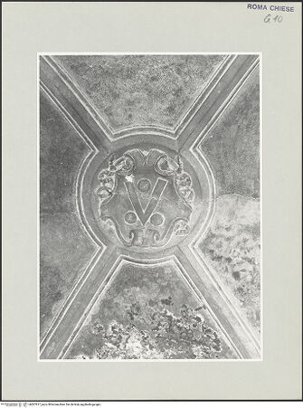 Vorderseite von Sopr. BAS ROMA [https://www.deutsche-digitale-bibliothek.de/content/lizenzen/rv-ez/] Dekoration der Cappella Specchi (Cappella di Sant'Antonio) - Wappen der Familie Specchi im Scheitel der Wölbung des 3. Seitenschiffjoches, bh507817_recto. Foto.