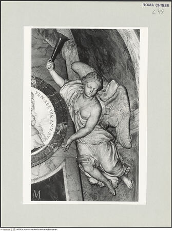 Vorderseite von Sopr. BAS ROMA [https://www.deutsche-digitale-bibliothek.de/content/lizenzen/rv-ez/] Grabmal für Francesco Erizzo - Detail: Engel als Allegorie der Fama, bh507820_recto. Foto.