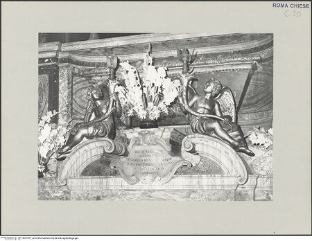 Vorderseite von Sopr. BAS ROMA [https://www.deutsche-digitale-bibliothek.de/content/lizenzen/rv-ez/] Ausstattung des PresbyteriumsAltare Maggiore - Detail: Urne mit Giebel unter dem Hochaltar, bh507827_recto. Foto.