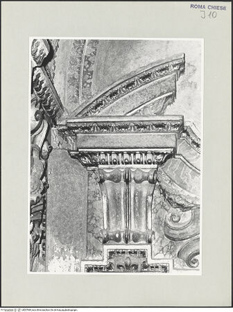 Vorderseite von Sopr. BAS ROMA [https://www.deutsche-digitale-bibliothek.de/content/lizenzen/rv-ez/] San MarcoCappella della Pietà - Detail: oberer Teil der Altarrahmung, bh507889_recto. Foto.