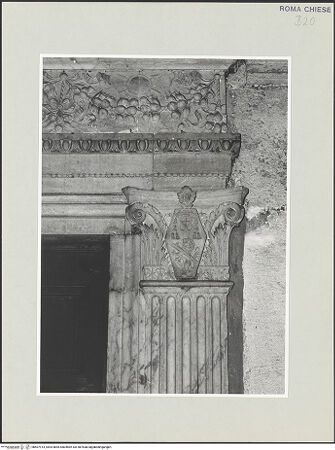 Vorderseite von Sopr. BAS ROMA [https://www.deutsche-digitale-bibliothek.de/content/lizenzen/rv-ez/] Hauptportal - Rechtes Kapitell, bh507913_recto. Negativ.