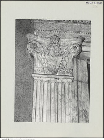 Vorderseite von Sopr. BAS ROMA [https://www.deutsche-digitale-bibliothek.de/content/lizenzen/rv-ez/] Hauptportal - Linkes Kapitell, bh507914_recto. Foto.