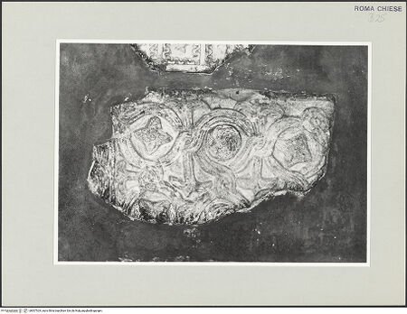 Vorderseite von Sopr. BAS ROMA [https://www.deutsche-digitale-bibliothek.de/content/lizenzen/rv-ez/] Fragment einer Brüstungsplatte mit Bandmuster - , bh507924_recto. Foto.