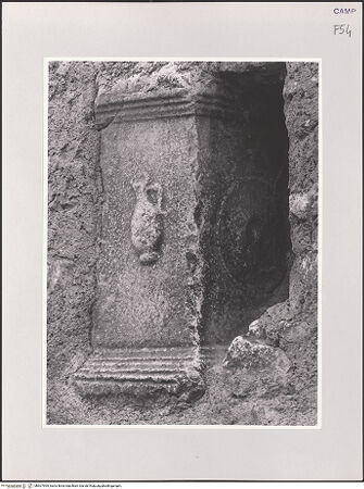 Vorderseite von Sopr. BAS NA [https://www.deutsche-digitale-bibliothek.de/content/lizenzen/rv-ez/] Römischer Altar - Gesamtansicht, bh507995_recto. Foto.