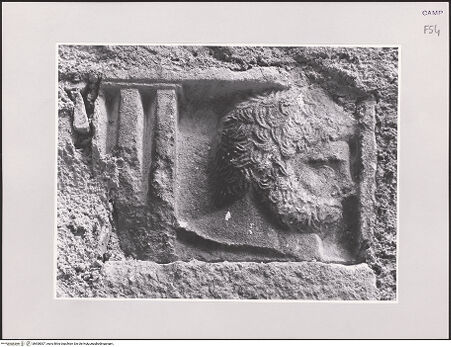 Vorderseite von Sopr. BAS NA [https://www.deutsche-digitale-bibliothek.de/content/lizenzen/rv-ez/] Fragment einer Metope - Gesamtansicht, bh508007_recto. Foto.