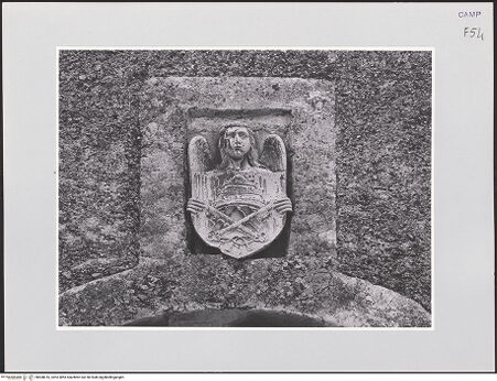 Vorderseite von Sopr. BAS NA [https://www.deutsche-digitale-bibliothek.de/content/lizenzen/rv-ez/] Engel mit Wappen - Gesamtansicht, bh508016_recto. Foto.