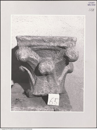 Vorderseite von Sopr. BAS NA [https://www.deutsche-digitale-bibliothek.de/content/lizenzen/rv-ez/] Blattkapitell - Frontalansicht, bh508090_recto. Foto.