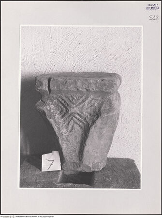 Vorderseite von Sopr. BAS NA [https://www.deutsche-digitale-bibliothek.de/content/lizenzen/rv-ez/] Kapitell - Frontalansicht, bh508093_recto. Foto.