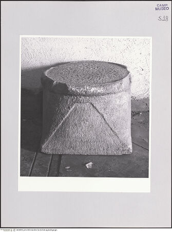 Vorderseite von Sopr. BAS NA [https://www.deutsche-digitale-bibliothek.de/content/lizenzen/rv-ez/] Kapitell - Gesamtansicht, bh508095_recto. Foto.