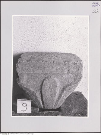 Vorderseite von Sopr. BAS NA [https://www.deutsche-digitale-bibliothek.de/content/lizenzen/rv-ez/] Kapitell - Frontalansicht, bh508098_recto. Foto.