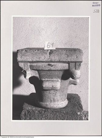 Vorderseite von Sopr. BAS NA [https://www.deutsche-digitale-bibliothek.de/content/lizenzen/rv-ez/] Kapitell - Gesamtansicht, bh508099_recto. Foto.