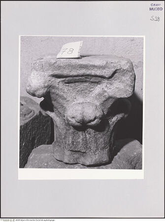 Vorderseite von Sopr. BAS NA [https://www.deutsche-digitale-bibliothek.de/content/lizenzen/rv-ez/] Blattkapitell - Frontalansicht, bh508104_recto. Foto.