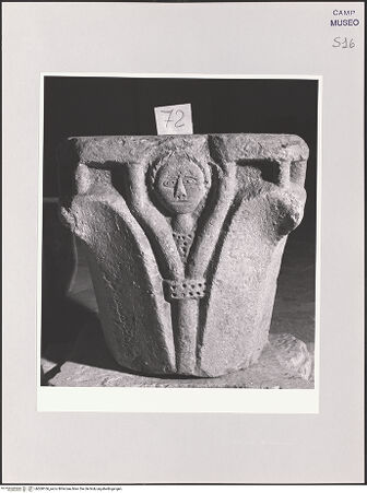 Vorderseite von Sopr. BAS NA [https://www.deutsche-digitale-bibliothek.de/content/lizenzen/rv-ez/] Kapitell mit Kopf und Lilie - Frontalansicht, bh508106_recto. Foto.