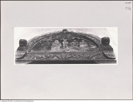 Vorderseite von Sopr. BAS NA [https://www.deutsche-digitale-bibliothek.de/content/lizenzen/rv-ez/] Hauptportal - Architrav und Lünette mit Kreuzigung, bh508131_recto. Foto.