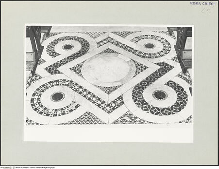 Vorderseite von Sopr. BAS ROMA [https://www.deutsche-digitale-bibliothek.de/content/lizenzen/rv-ez/] Inschrift des Domenico Grimani in einem cosmatesken Quincunxmuster - , bh508173_recto. Foto.