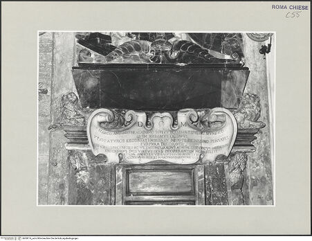 Vorderseite von Sopr. BAS ROMA [https://www.deutsche-digitale-bibliothek.de/content/lizenzen/rv-ez/] Grabmal für Kardinal Marco Antonio Bragadino - Detail: Inschrift, bh508176_recto. Foto.