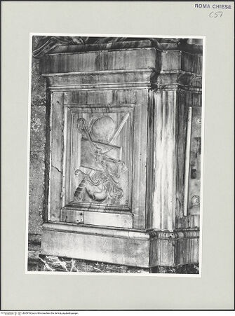 Vorderseite von Sopr. BAS ROMA [https://www.deutsche-digitale-bibliothek.de/content/lizenzen/rv-ez/] Grabmal für Luigi Priuli - Detail, Relief des linken Piedistals: Waage, Buch und Schwert, bh508188_recto. Foto.