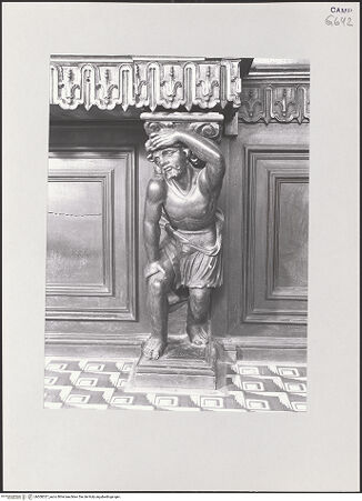 Vorderseite von ICCD [https://www.deutsche-digitale-bibliothek.de/content/lizenzen/rv-ez/] Sakristeischrank - Detail: Trägerfigur, bh508327_recto. Foto.