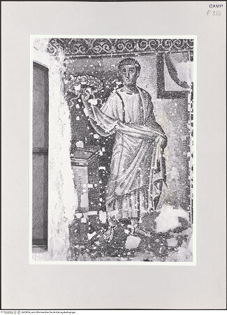 Vorderseite von ICCD [https://www.deutsche-digitale-bibliothek.de/content/lizenzen/rv-ez/] Szenen aus dem Leben Christi, Apostel und EvangelistensymboleApostel bringen goldene Kränze dar - Detail: Apostel mit Siegerkranz, bh508346_recto. Foto.