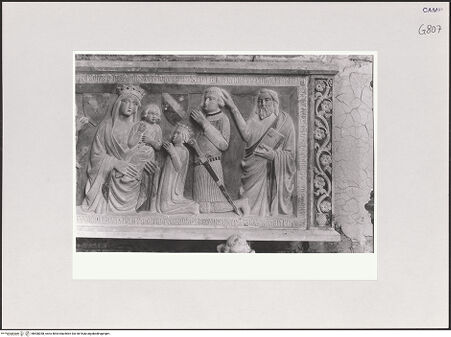 Vorderseite von Courtauld Institute, Conway Library [https://www.deutsche-digitale-bibliothek.de/content/lizenzen/rv-ez/] Grabmal der Caracciolo - Sarkophagfront, Detail, bh508358_recto. Foto.