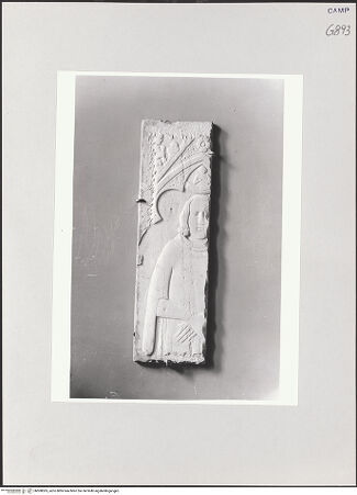 Vorderseite von Courtauld Institute of Art [https://www.deutsche-digitale-bibliothek.de/content/lizenzen/rv-ez/] Grabplatte - Gesamtansicht, bh508365_recto. Foto.