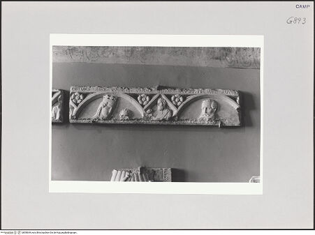 Vorderseite von Courtauld Institute, Conway Library [https://www.deutsche-digitale-bibliothek.de/content/lizenzen/rv-ez/] Fragmente des Grabmals des Giovanni di Capua (gest. 1323) - Grösseres Fragment, Gesamtansicht, bh508369_recto. Foto.