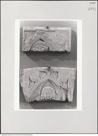 Vorderseite von Courtauld Institute, Conway Library [https://www.deutsche-digitale-bibliothek.de/content/lizenzen/rv-ez/] Fragmente einer Grabplatte - Gesamtansicht, bh508377_recto. Foto.