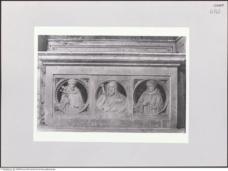 Vorderseite von Courtauld Institute, Conway Library [https://www.deutsche-digitale-bibliothek.de/content/lizenzen/rv-ez/] Paliotto mit Reliefs von zwei Sarkophage - Gesamtansicht, bh508379_recto. Foto.