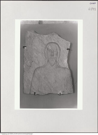 Vorderseite von Courtauld Institute, Conway Library [https://www.deutsche-digitale-bibliothek.de/content/lizenzen/rv-ez/] Liegefigur eines Ritters - Gesamtansicht, bh508382_recto. Foto.