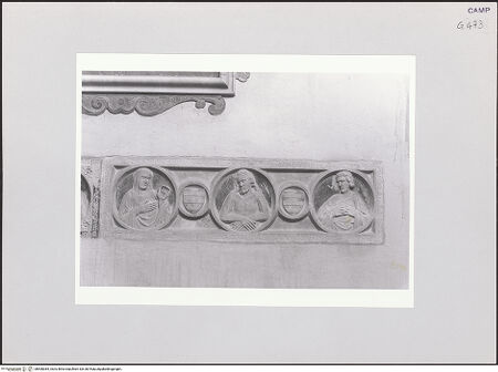 Vorderseite von Courtauld Institute, Conway Library [https://www.deutsche-digitale-bibliothek.de/content/lizenzen/rv-ez/] Sarkophagfront des Tommaso Caracciolo (gest. 1336) - Gesamtansicht, bh508384_recto. Foto.