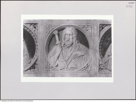 Vorderseite von Courtauld Institute, Conway Library [https://www.deutsche-digitale-bibliothek.de/content/lizenzen/rv-ez/] Paliotto mit Reliefs von zwei Sarkophage - Detail: Hl. Jakobus, bh508387_recto. Foto.