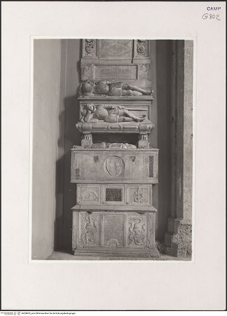 Vorderseite von Sopr. Mon. NA [https://www.deutsche-digitale-bibliothek.de/content/lizenzen/rv-ez/] Grabmal der Familie Cicinello - Gesamtansicht, bh508403_recto. Foto.