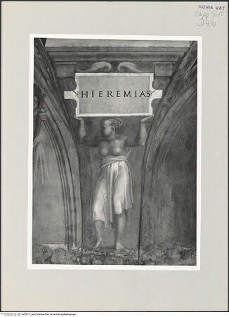Vorderseite von Musei Vaticani [https://www.deutsche-digitale-bibliothek.de/content/lizenzen/rv-ez/] Die Sixtinische DeckePropheten und SibyllenJeremias - Ausschnitt: Namenstafel mit Zwickelputto, bh508777_recto. Foto.