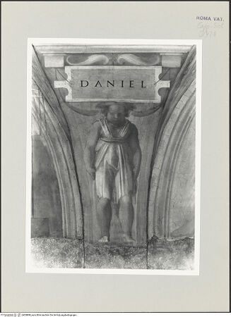 Vorderseite von Musei Vaticani [https://www.deutsche-digitale-bibliothek.de/content/lizenzen/rv-ez/] Die Sixtinische DeckePropheten und SibyllenDaniel - Ausschnitt: Namenstafel mit Zwickelputto, bh508888_recto. Foto.