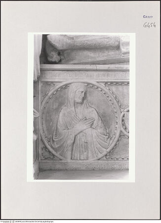 Vorderseite von Courtauld Institute of Art [https://www.deutsche-digitale-bibliothek.de/content/lizenzen/rv-ez/] Grabmal für Cristoforo d'Aquino (gest. 1342) und Tommaso d'Aquino (gest. 1357) - Sarkophag, Detail: Maria, bh508930_recto. Foto.