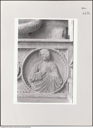 Vorderseite von Courtauld Institute of Art [https://www.deutsche-digitale-bibliothek.de/content/lizenzen/rv-ez/] Grabmal für Cristoforo d'Aquino (gest. 1342) und Tommaso d'Aquino (gest. 1357) - Sarkophag, Detail: Johannes, bh508933_recto. Foto.