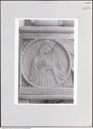Vorderseite von Courtauld Institute of Art [https://www.deutsche-digitale-bibliothek.de/content/lizenzen/rv-ez/] Grabmal der Giovanna d'Aquino (gest. 1347)Schmerzensmann zwischen Maria und Johannes - Sarkophagfront, Detail: Maria, bh508935_recto. Foto.