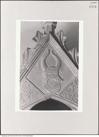 Vorderseite von Courtauld Institute, Conway Library [https://www.deutsche-digitale-bibliothek.de/content/lizenzen/rv-ez/] Grabmal der Giovanna d'Aquino (gest. 1347) - Detail: Wappen, bh508936_recto. Foto.