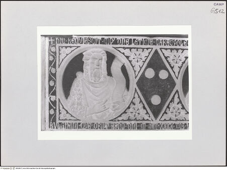 Vorderseite von Courtauld Institute of Art [https://www.deutsche-digitale-bibliothek.de/content/lizenzen/rv-ez/] Grabmal der Letizia Caracciolo (gest. 1340)Madonna zwischen Johannes dem Täufer und Katharina - Sarkophagfront: Johannes der Täufer, bh508937_recto. Foto.