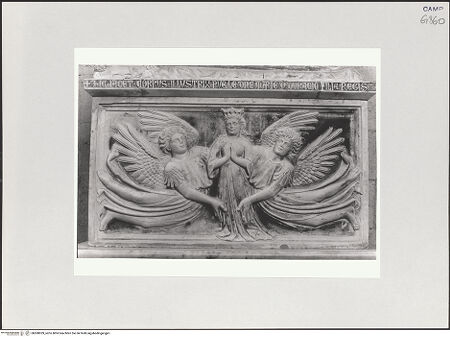 Vorderseite von Courtauld Institute of Art [https://www.deutsche-digitale-bibliothek.de/content/lizenzen/rv-ez/] Grabmal der Maria Durazzo (gest. 1371) - Sarkophagfront, bh508939_recto. Foto.