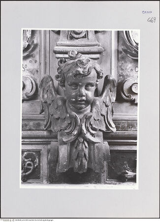 Vorderseite von ICCD [https://www.deutsche-digitale-bibliothek.de/content/lizenzen/rv-ez/] Hauptaltar - Rückseite, Detail: Cherubim, bh508949_recto. Foto.