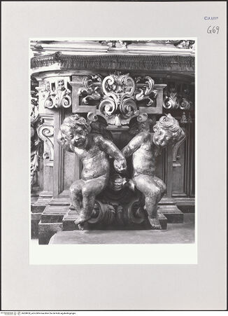 Vorderseite von ICCD [https://www.deutsche-digitale-bibliothek.de/content/lizenzen/rv-ez/] Hauptaltar - Frontseite, Detail: Engelspaar links, bh508950_recto. Foto.