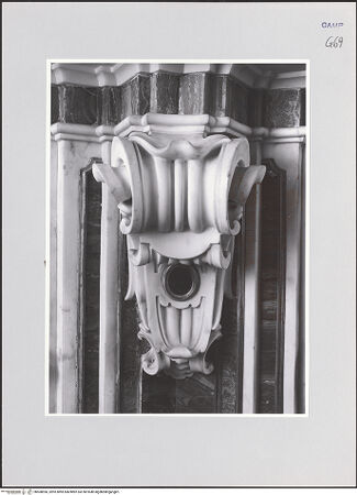 Vorderseite von ICCD [https://www.deutsche-digitale-bibliothek.de/content/lizenzen/rv-ez/] Detail: Konsole, bh508960_recto. Foto.